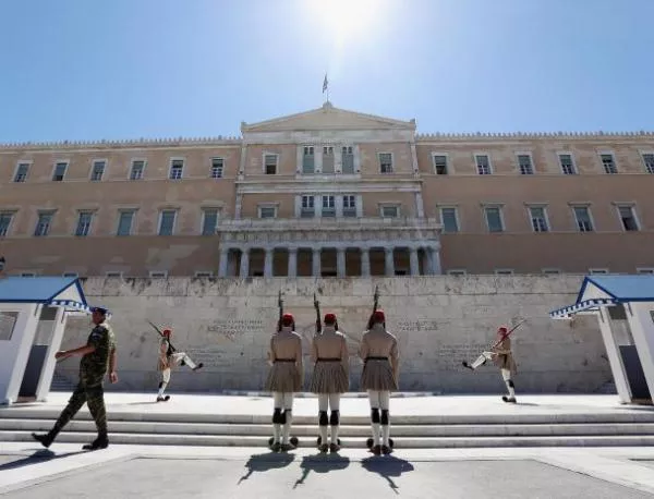 Гърция спечели правото да остане в еврозоната