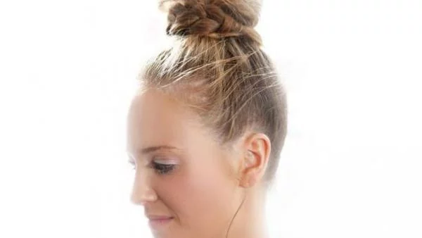 Прическа за горещо време: висок кок с плитка