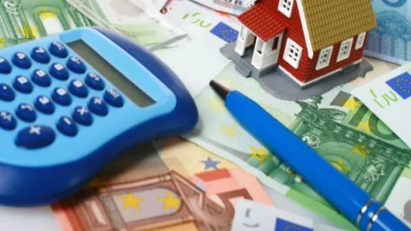 Цените на жилищата почти спряха спада си