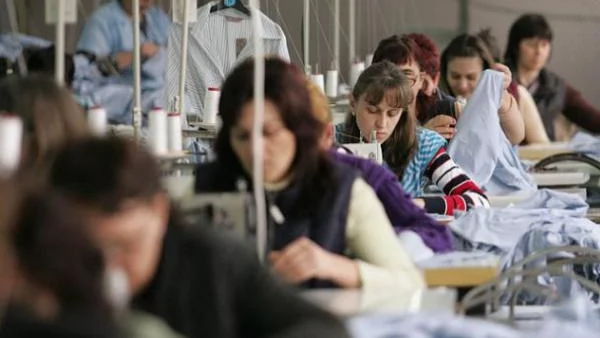 Вдигат минималния осигурителен доход в леката промишленост