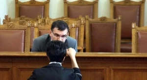 Атанасова и Дянков водят дебат през медиите