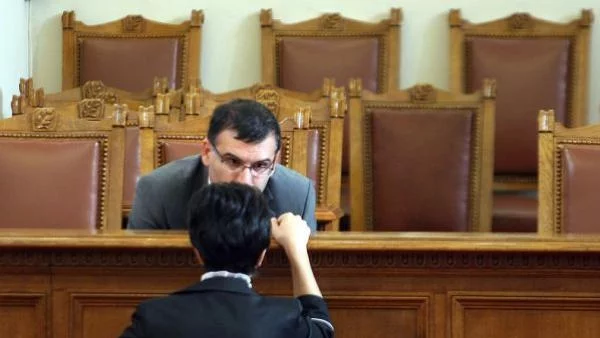 Атанасова и Дянков водят дебат през медиите