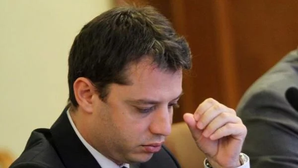Добрев: Масовият бензин няма да мине 3 лева