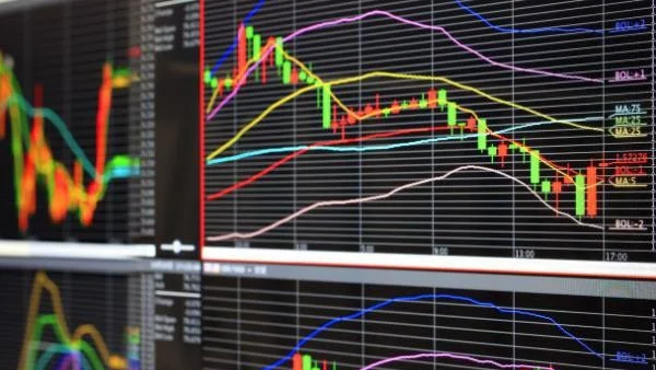 Еврото пада, инвеститорите разпродават рисокови валути