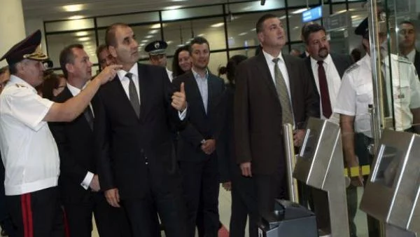 Започнаха работа първите електронните гишета за паспортен контрол