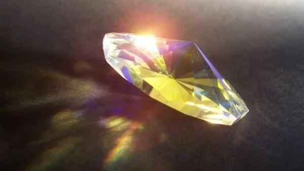 Притча: Пукнатина в елмаза