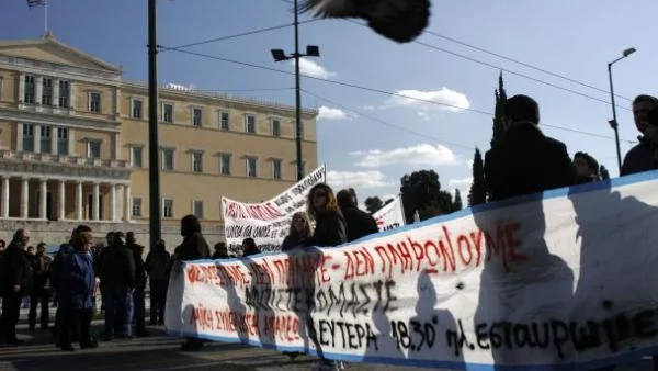 Гърците възобновиха протестите