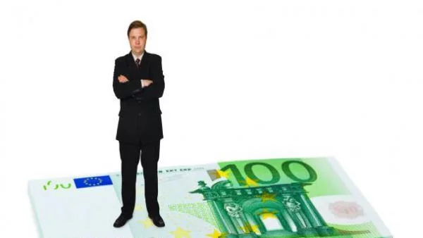 1900 евро максимум ще взимат чиновниците в Гърция