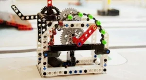 Първи изцяло дамски отбор в състезание по роботика