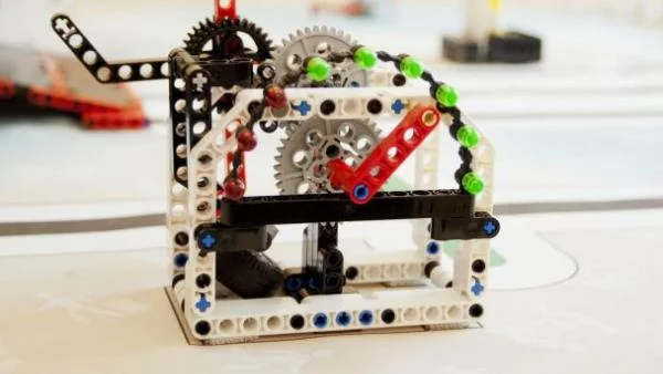 Първи изцяло дамски отбор в състезание по роботика