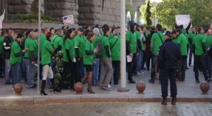 Производителите на ток от ВЕИ продължават протестите