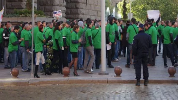 Производителите на ток от ВЕИ продължават протестите