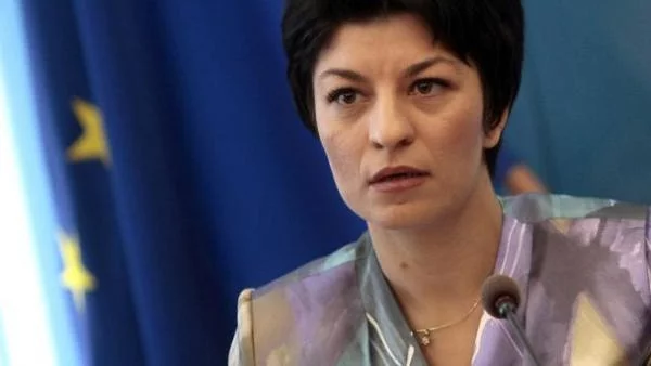 Атанасова: Няма да отстъпим за забраната на тютюнопушенето