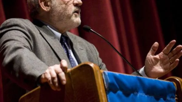 Стиглиц: Политиката за спасяване на еврото подкопава мира 