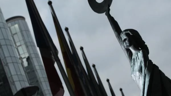 Микс от положителни новини засили еврото