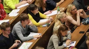 Не си даваме младите