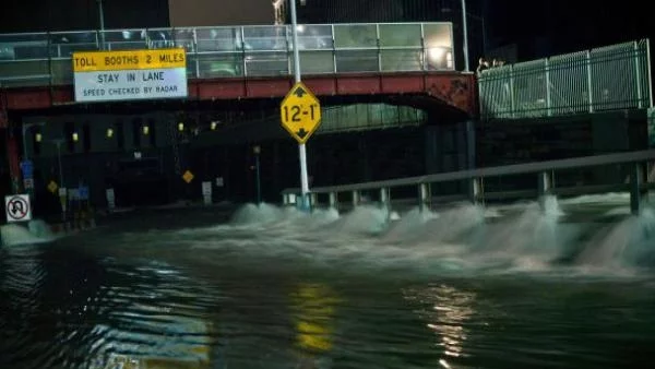 Метрото в Ню Йорк под вода, АЕЦ под тревога