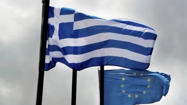 МВФ иска от Гърция нови съкращения, тя категорично отказва