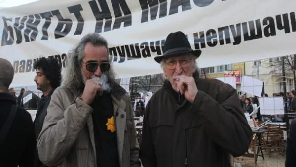 Пушачи и ресторантьори в защита на дима