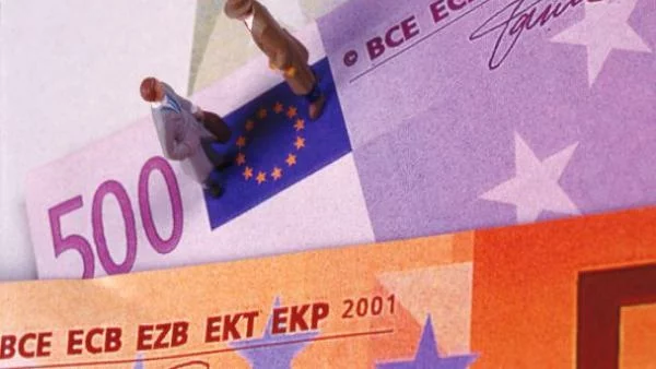 Еврото отстъпи от едномесечения си връх спрямо долара