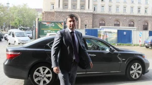 Алфа банк погълна Икономедия?