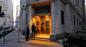 Доларът пада, а пазарите очакват нови монетарни стимули от Фед