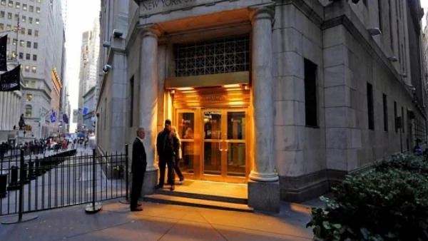 Доларът пада, а пазарите очакват нови монетарни стимули от Фед