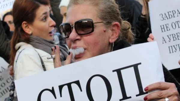 Икономическата комисия решава за забраната за пушене