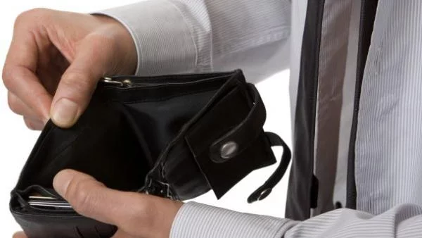 Хиляди българи ще посрещнат празниците без заплати