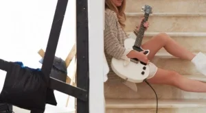 Дъщерята на Мик Джагър рекламира рокерска колекция