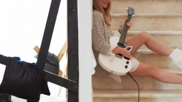 Дъщерята на Мик Джагър рекламира рокерска колекция