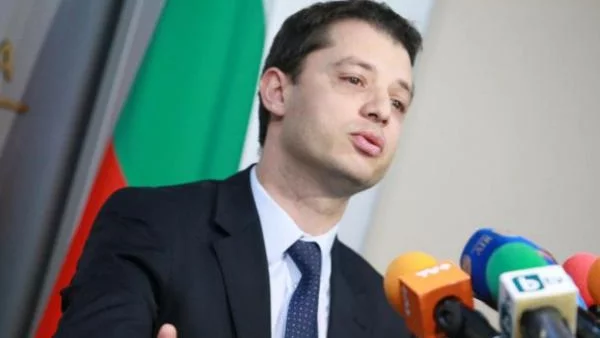 Добрев: Няма да се мине без съкращения във ВМЗ