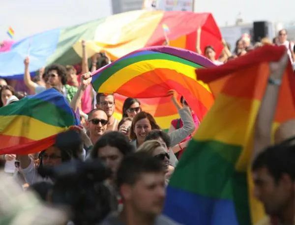 В Русия готвят глоби за пропаганда на хомосексуализъм сред малолетни 