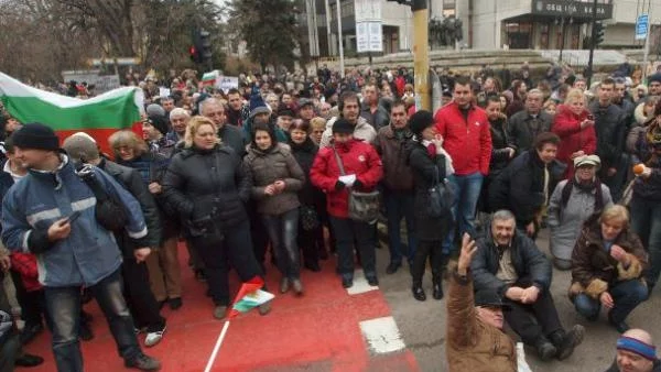 Хиляди излязоха на протест в цялата страна