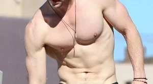 Голи мъже предлагат "секс на аванта" за Осми март