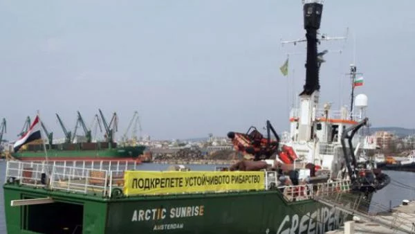 Корабът на "Грийнпийс" Arctic Sunrise акостира във Варна