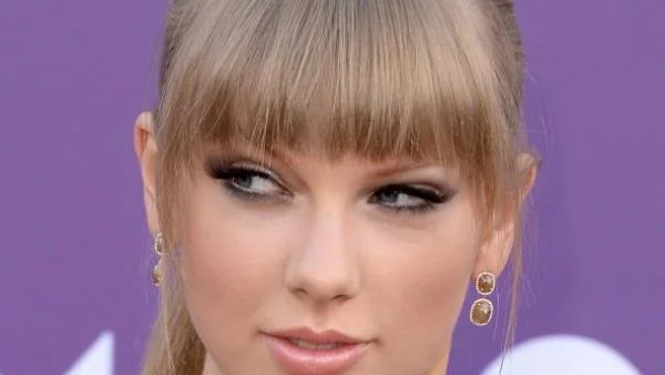 Тейлър Суифт излиза със сърфист