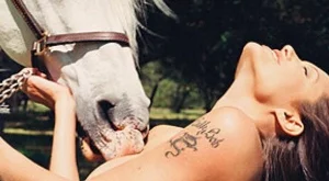 Продават голата Джоли на търг