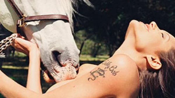 Продават голата Джоли на търг