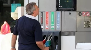 Вдигнаха цената на бензина предпразнично