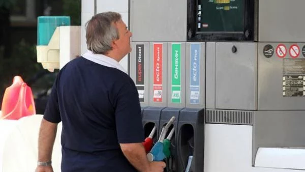 Вдигнаха цената на бензина предпразнично