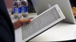 Амазон разработва 3D смартфон