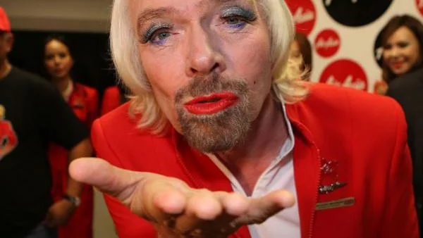 Ричард Брансън стана стюардеса (видео)