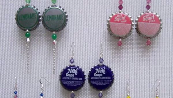 Направи си сама: обици от бирени капачки