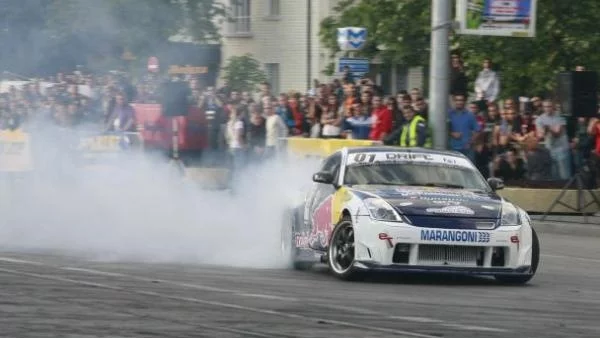 Red Bull Car Park Drift предложи жестоко шоу на хиляди