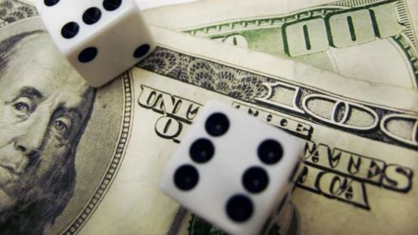 Доларът запазва позициите си подкрепен от силните икономически данни от САЩ