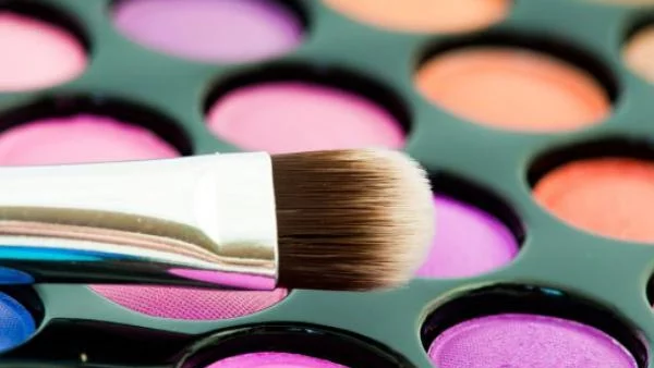 Гримът - красота в Европа, отрова в САЩ