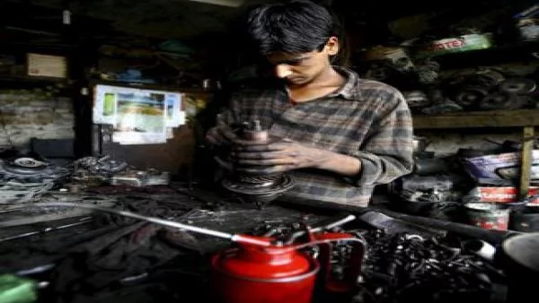 Ученици масово търсят работа, детският труд по-нисък от 2012