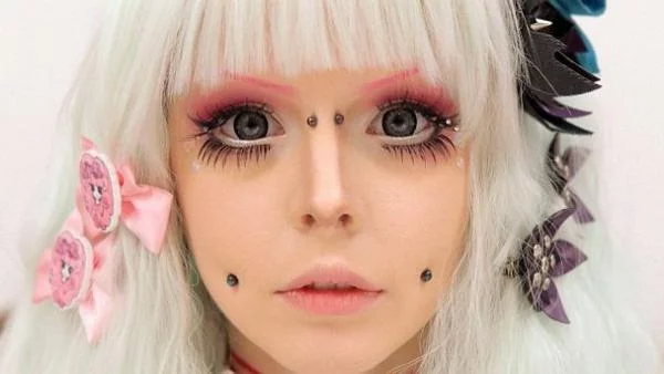 Обсебено момиче изглежда като аниме кукла (видео)