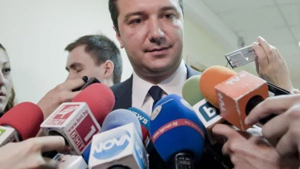 Стойнев не се снимал с работниците от ВМЗ-Сопот, търсел им поръчки